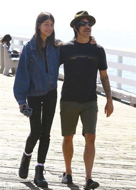 anthony kiedis novia.